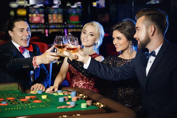 Onların Kazanmak Casino Başarılı Oyundan Sonra Kutluyor Mutlu Zengin Insanlar — Stok fotoğraf