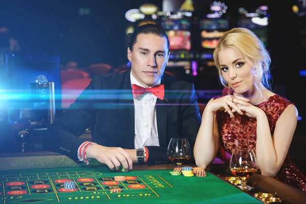 Hermosa Pareja Bien Vestida Jugando Ruleta Casino — Foto de Stock