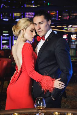 Genç, güzel ve iyi giyimli iki casino içinde