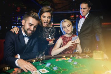 Kaybedenler ve kazananlar. Bir grup zengin insan casino poker oynuyor. 