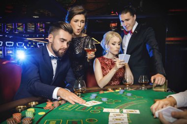 Kaybedenler ve kazananlar. Bir grup zengin insan casino poker oynuyor. 
