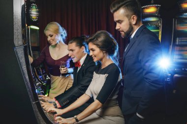 Slot makineleri casino oynamaya arkadaş grubu