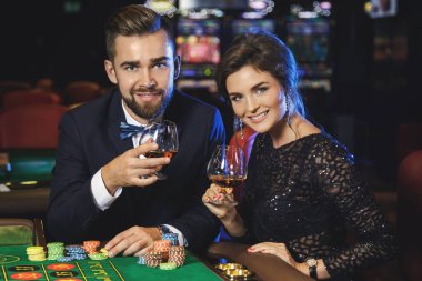 Güzel ve iyi giyimli bir çift oyun rulet Casino