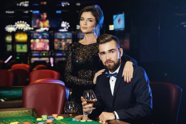 Güzel ve iyi giyimli bir çift oyun rulet Casino