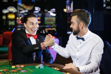 Casino rulet oynamaya iki yakışıklı adam