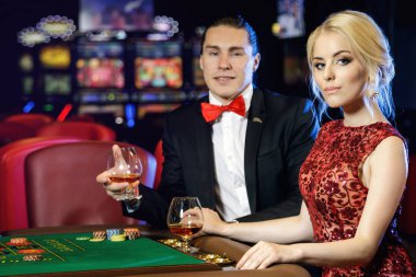 Casino rulet oynamaya güzel iyi giyimli çift