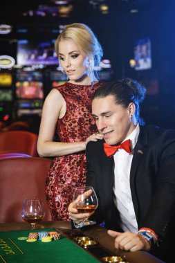 Casino rulet oynamaya güzel iyi giyimli çift