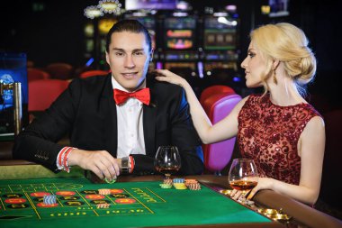 Casino rulet oynamaya güzel iyi giyimli çift