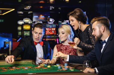 İnsanlar oyun rulet Casino iyi giyimlisin genç ve zengin