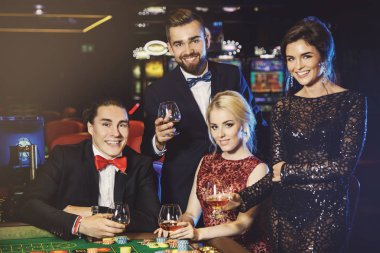 Onların kazanmak Casino başarılı oyundan sonra kutluyor mutlu ve zengin insanlar