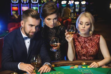 Genç ve zengin insanlar iskambil poker casino