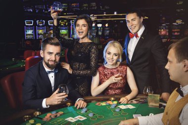 Başarılı bir poker oyunu Casino kutluyor mutlu ve zengin insanlar