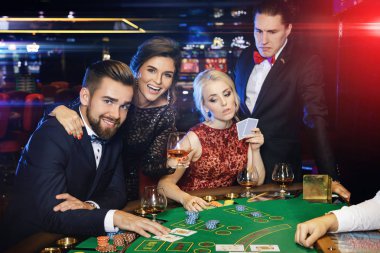 Kaybedenler ve kazananlar. Bir grup zengin insan casino poker oynuyor. 