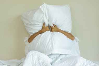 Başını yastığa kadınla gürültü duymak istemiyor çünkü