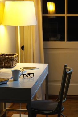 Nesneye Resepsiyon - fincan sıcak bir içecek, Gözlük, kitaplar ve tablet Pc