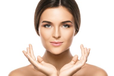 Stüdyoda güzel bir kadının portresi.