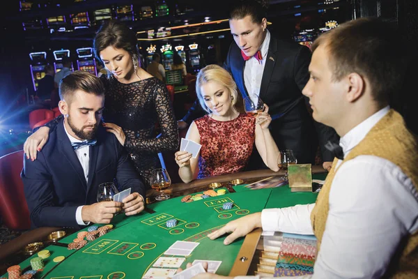 Skupina Mladých Bohatých Lidí Hraje Poker Kasinu — Stock fotografie