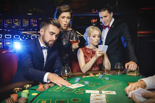 Des Perdants Des Gagnants Groupe Riches Joue Poker Dans Casino — Photo