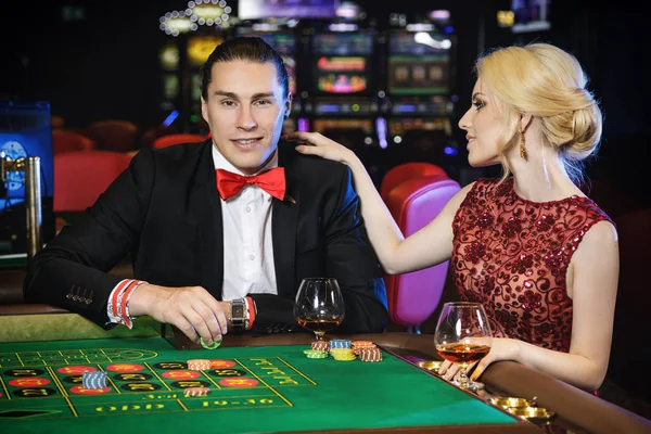 Hermosa Pareja Bien Vestida Jugando Ruleta Casino — Foto de Stock