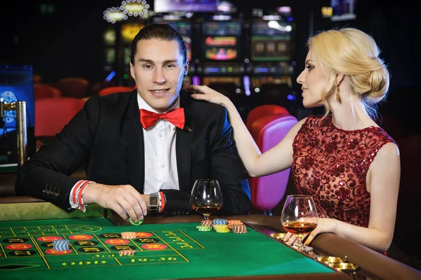 Bella Coppia Ben Vestita Che Gioca Alla Roulette Nel Casinò — Foto Stock