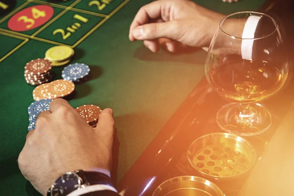 Homem Jogar Roleta Casino Close Mãos Masculinas Com Copo Conhaque — Fotografia de Stock