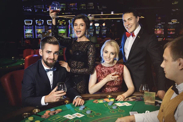 Pessoas Felizes Ricas Comemorando Jogo Poker Sucesso Cassino — Fotografia de Stock