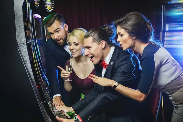 Groupe Amis Jouant Des Machines Sous Dans Casino — Photo