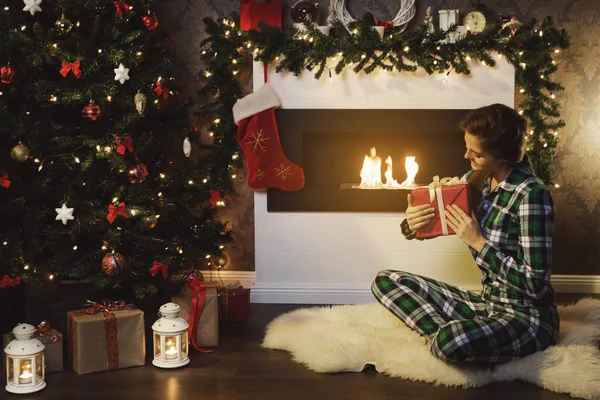 Happy Woman Christmas Gift Sitting Fire Place — Stock Photo, Image