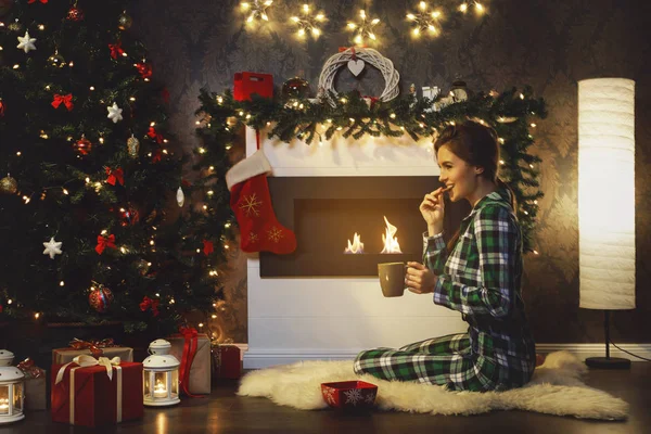 Navidad Año Nuevo Mujer Sentada Lado Chimenea Está Bebiendo Caliente —  Fotos de Stock