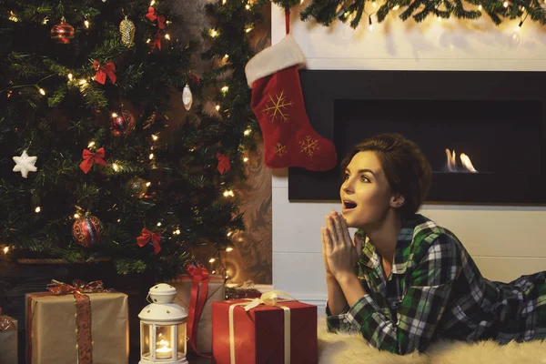 Celebração Natal Ano Novo Mulher Deitada Lado Lareira — Fotografia de Stock