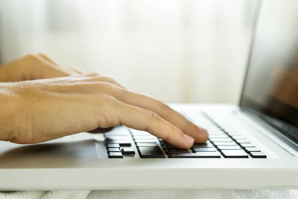Женщина Использует Ноутбук Женские Руки Клавиатуре — стоковое фото