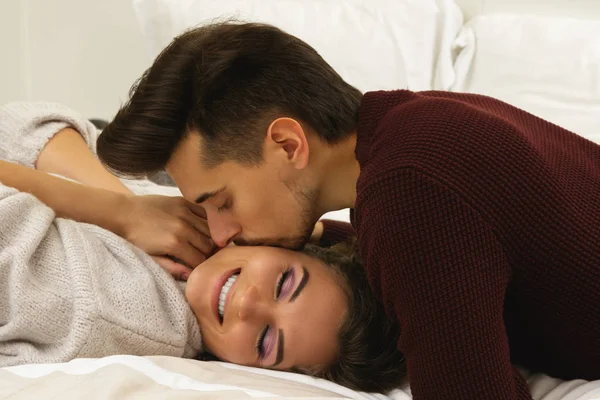 Junges Paar Warmen Pullovern Auf Dem Bett Liegend — Stockfoto