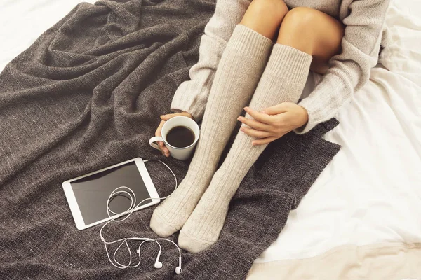 Kadın Sıcak Yün Çorap Içinde Soğuk Kış Gününde Sıcak Kahve — Stok fotoğraf