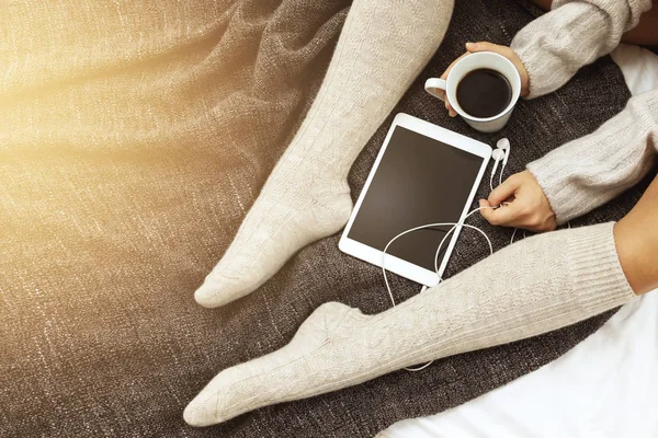 Mulher Meias Quente Está Bebendo Café Quente Dia Frio Inverno — Fotografia de Stock