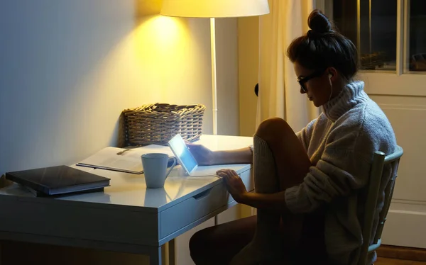 Молодая Женщина Теплом Пуловере Пользуется Планшетным Компьютером Посреди Ночи — стоковое фото