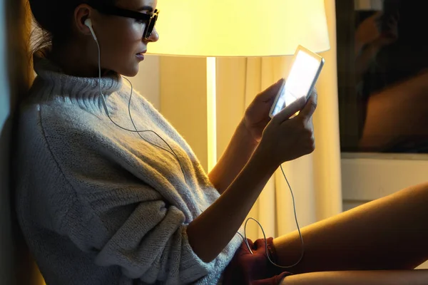 Jovem Mulher Vestindo Pulôver Quente Está Usando Tablet Meio Noite — Fotografia de Stock