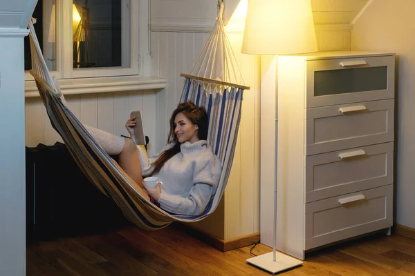 Femme Couchée Dans Hamac Avec Une Tasse Boisson Chaude Comprimé — Photo