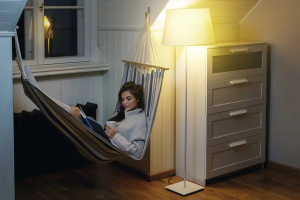 Mujer Está Acostada Hamaca Con Una Taza Bebida Caliente Libro —  Fotos de Stock