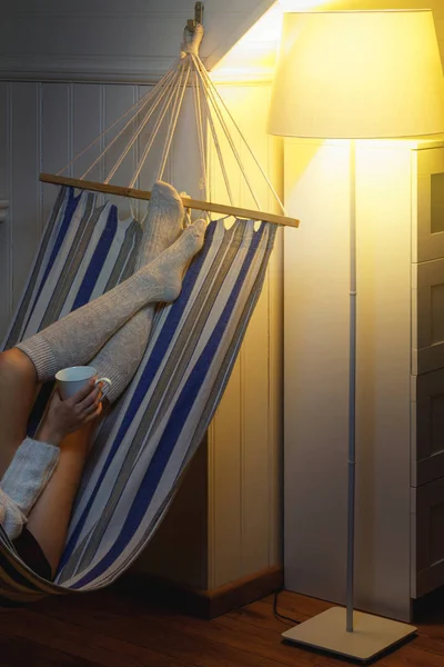 Yün Çorap Giyen Hamakta Yatan Kadın — Stok fotoğraf