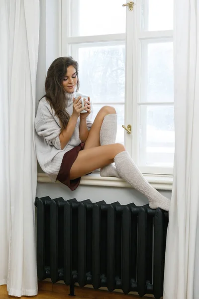 Mujer Está Sentado Alféizar Ventana Beber Caliente Café Día Invierno —  Fotos de Stock