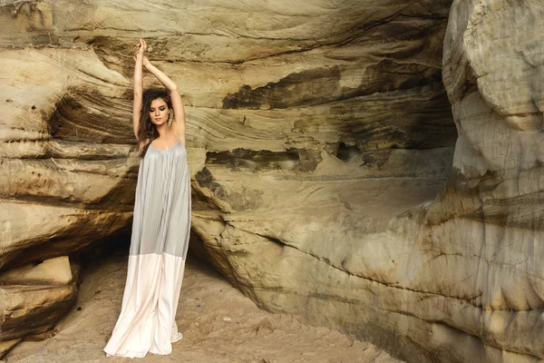 Молодая Чувственная Женщина Красивом Длинном Платье Рядом Песчаными Скалами — стоковое фото