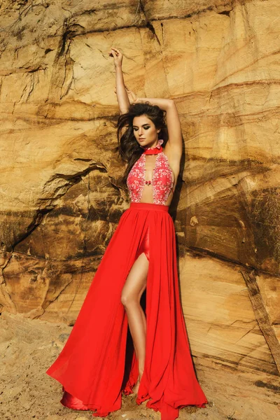 Beautifu Sensuele Vrouw Luxe Rode Jurk Dragen Poseren Naast Zand — Stockfoto