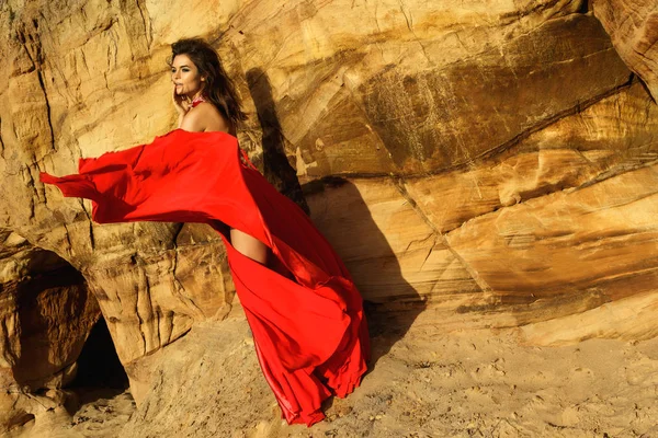 Schöne Sinnliche Frau Trägt Ein Luxuriöses Rotes Kleid Und Posiert — Stockfoto