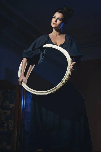 Jeune Modèle Étonnant Posant Avec Miroir Dans Chambre Noire — Photo