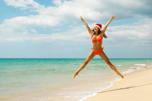 Donna Sexy Che Indossa Bikini Cappello Natale Sulla Spiaggia Vacanze — Foto Stock