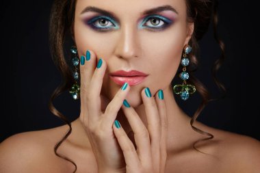 Güzel makyajlı, saç stili, parlak Earrin giyen bir kadın.