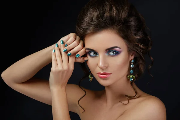 Frau mit einem schönen Make-up und Frisur trägt glänzende Ohrringe — Stockfoto