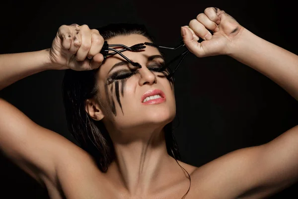 Kobieta z smug makijażu na twarzy i złamane Mascara Brus — Zdjęcie stockowe