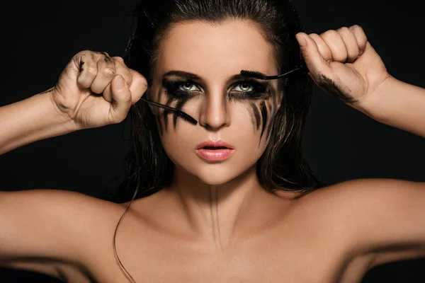 Vrouw met vlekken van make-up op haar gezicht en gebroken mascara Brus — Stockfoto