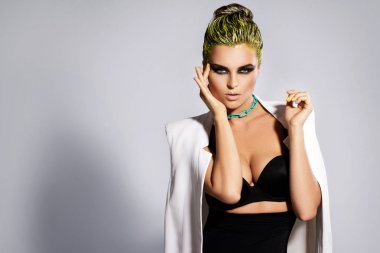 Sarı saçlı model